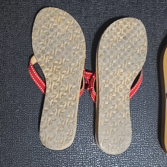 3/$20  2 pairs of sandles - Picture 4 of 5